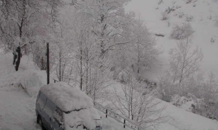 Πάνω από 2 μέτρα το ύψος του χιονιού στη δυτική Θεσσαλία