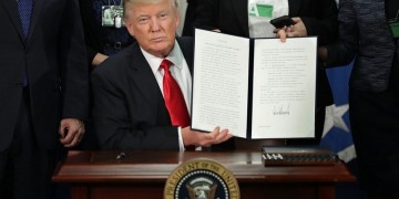 O Τραμπ ξεκινά την κατασκευή του τείχους στα σύνορα με το Μεξικό