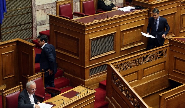 Σκληρή αντιπαράθεση Τσίπρα-Μητσοτάκη στη Βουλή