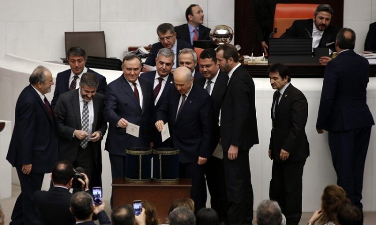 Ισχυρότερος από ποτέ ο Ερντογάν – Εγκρίθηκε το νέο Σύνταγμα