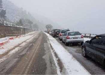 Προβλήματα σε όλη τη χώρα από τον χιονιά – Εγκλωβισμένοι οδηγοί στην Πατρών-Κορίνθου
