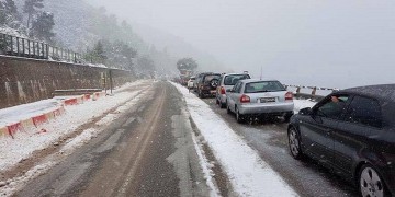 Προβλήματα σε όλη τη χώρα από τον χιονιά – Εγκλωβισμένοι οδηγοί στην Πατρών-Κορίνθου