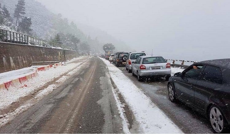 Προβλήματα σε όλη τη χώρα από τον χιονιά – Εγκλωβισμένοι οδηγοί στην Πατρών-Κορίνθου