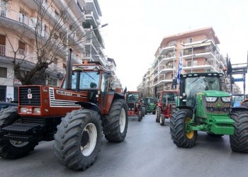 Οι αγρότες πολιορκούν με τρακτέρ το κέντρο της Θεσσαλονίκης