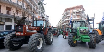 Οι αγρότες πολιορκούν με τρακτέρ το κέντρο της Θεσσαλονίκης