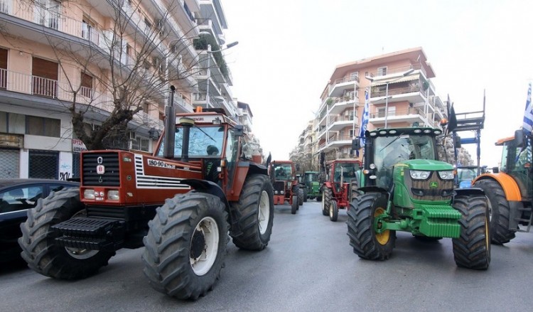 Οι αγρότες πολιορκούν με τρακτέρ το κέντρο της Θεσσαλονίκης