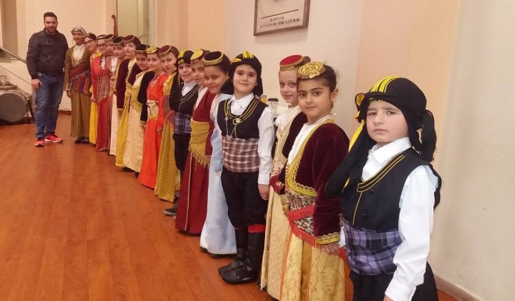 Μάγεψαν τα Ποντιόπουλα της Αυγής στο 22ο Παιδικό Φεστιβάλ Παραδοσιακών Χορών