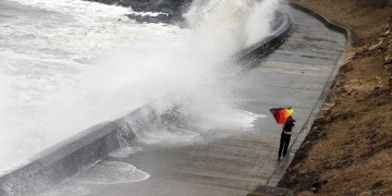 Μια νεκρή από την κακοκαιρία στη Βρετανία (φωτο)