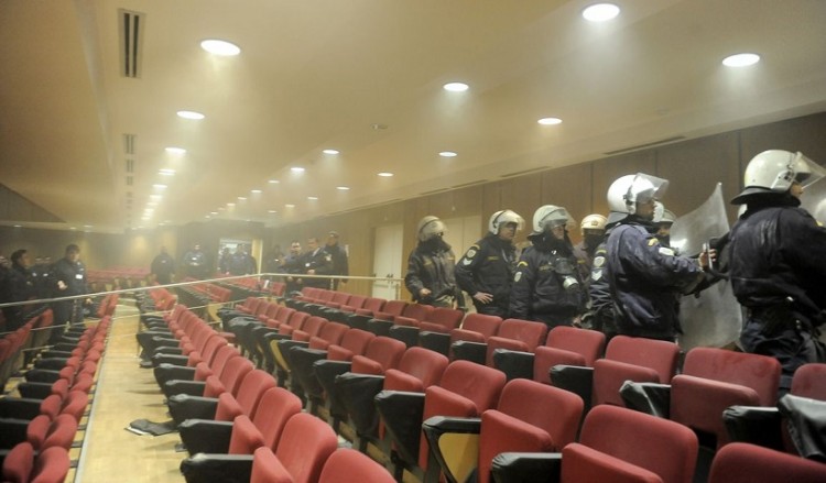 Εικόνες ντροπής στη δίκη της Χρυσής Αυγής