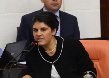 Εκδόθηκε ένταλμα σύλληψης της Ντιλέκ Οτζαλάν
