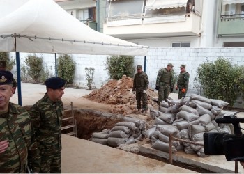 Σε εξέλιξη η επιχείρηση εξουδετέρωσης της βόμβας στο Κορδελιό (φωτο)