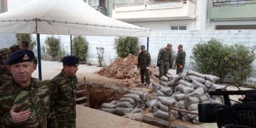 Σε εξέλιξη η επιχείρηση εξουδετέρωσης της βόμβας στο Κορδελιό (φωτο)