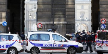 «Αλλάχου Άκμπαρ» φώναξε προτού επιτεθεί στο Λούβρο
