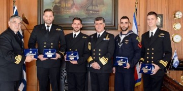 Βράβευση πληρώματος ελικοπτέρου του ΠΝ για τη διάσωση πληρώματος φορτηγού πλοίου