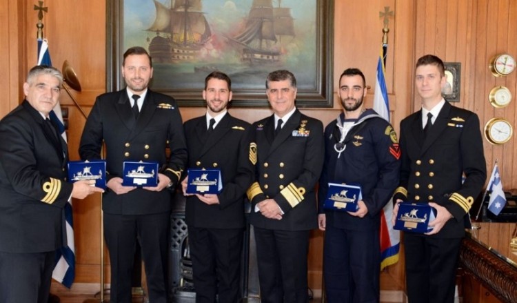 Βράβευση πληρώματος ελικοπτέρου του ΠΝ για τη διάσωση πληρώματος φορτηγού πλοίου