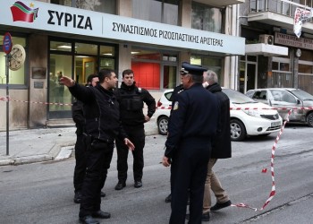 «Μασκαράδες» έριξαν μολότοφ στα γραφεία του ΣΥΡΙΖΑ