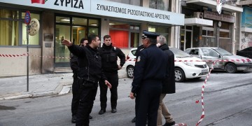 «Μασκαράδες» έριξαν μολότοφ στα γραφεία του ΣΥΡΙΖΑ