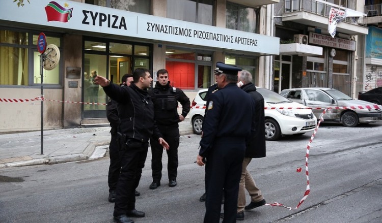 «Μασκαράδες» έριξαν μολότοφ στα γραφεία του ΣΥΡΙΖΑ