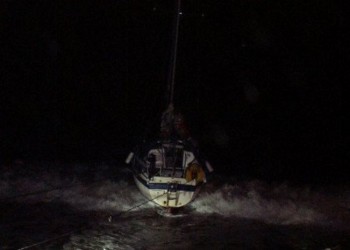 Σήμα κινδύνου από ακυβέρνητο ιστιοφόρο με 70 μετανάστες