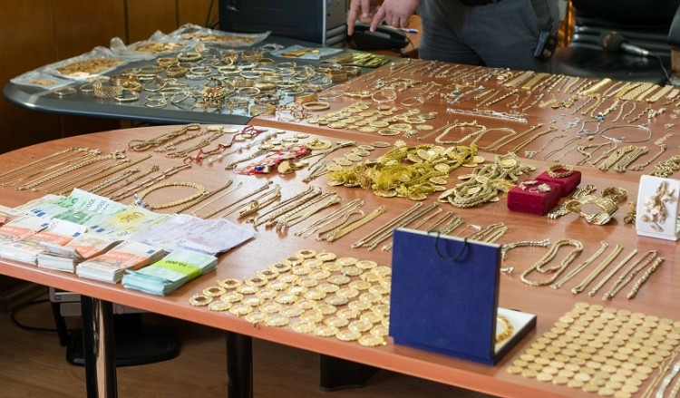 Θησαυρό έκρυβε μία και μόνο θυρίδα της μαφίας των Ρομά (φωτο, βίντεο)