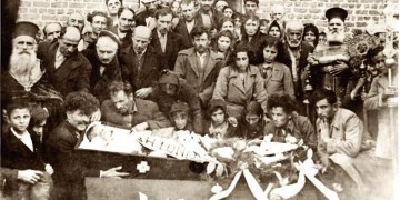 Η κηδεία του Ευκλείδη Κουρτίδη έγινε στις 11 Φεβρουαρίου 1937 (φωτ.: αρχείο Κωνσταντίνου Κουρτίδη)