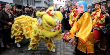Δράκοι και μαχητές κουνγκ-φου στη Θεσσαλονίκη για την κινέζικη Πρωτοχρονιά