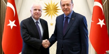 Κάτι... ψήνεται – Ο Μακέιν, πριν από τον Ερντογάν, είδε τους Κούρδους στο Κάμισλο