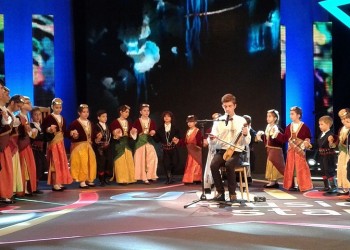 Οι Πόντιοι Νίκαιας-Κορυδαλλού δίπλα στον λυράρη Ανδρέα Σιδηρόπουλο