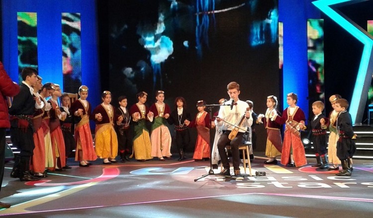 Οι Πόντιοι Νίκαιας-Κορυδαλλού δίπλα στον λυράρη Ανδρέα Σιδηρόπουλο