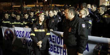 Νομοθετική ρύθμιση για τη μονιμοποίηση των πυροσβεστών πενταετούς θητείας