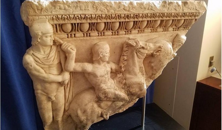 США вернули Греции украденный древний мраморный саркофаг