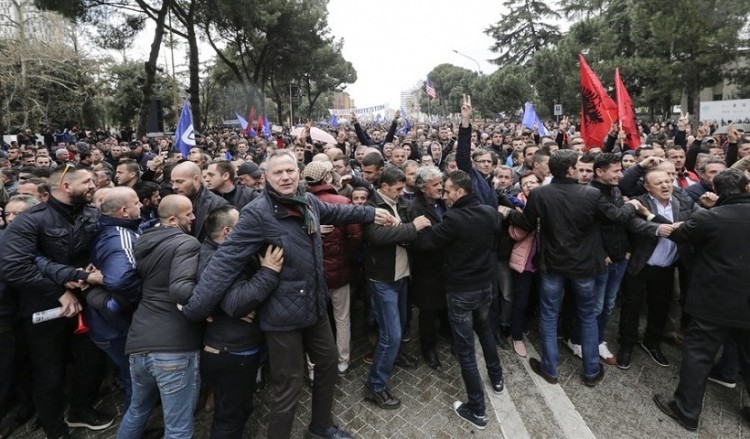 Δεύτερη μέρα διαδηλώσεων της αντιπολίτευσης στα Τίρανα