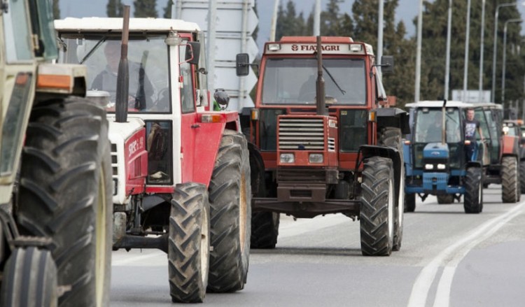 Μπλόκο για 24 ώρες στο «Μακεδονία» από τους αγρότες