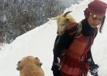 Νεαρή βοσκοπούλα από τη Ριζούντα σώζει από το χιονιά κατσίκα και το νεογέννητό της