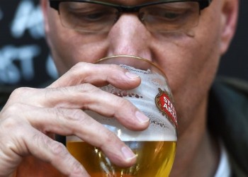 Ένα ποτήρι κρασί κάθε μέρα κόβει έξι μήνες ζωής!