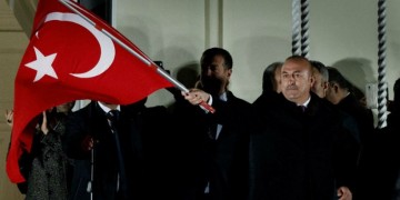 Επιμένει ο Τσαβούσογλου να τραβά το σκοινί με τη Γερμανία