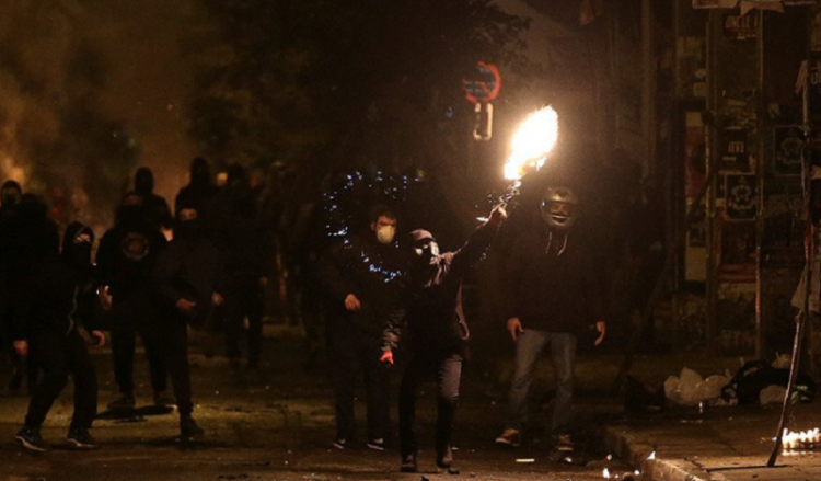 Στον εισαγγελέα εννέα άτομα για τα επεισόδια στον Φλοίσβο