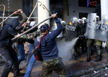 Ξύλο και χημικά έξω από το υπουργείο Αγροτικής Ανάπτυξης
