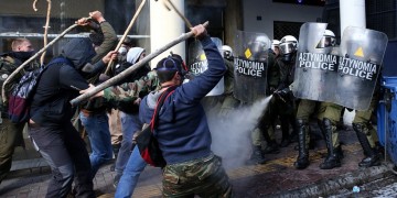 Ξύλο και χημικά έξω από το υπουργείο Αγροτικής Ανάπτυξης