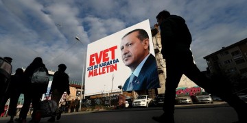 Κόλλησαν αφίσες στην Κομοτηνή κατά του Ερντογάν, απειλούνται με βαριά καμπάνα