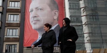 Εξαπτέρυγο του Ερντογάν παρακαλεί τους πολίτες να στηρίξουν το «ναι» στο δημοψήφισμα