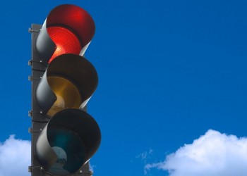 Πρόστιμα του ΚΟΚ ανάλογα με το εισόδημα εξετάζει η κυβέρνηση