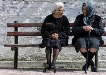 Η γήρανση του πληθυσμού στην Ελλάδα «σκοτώνει» τις συντάξεις