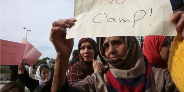 Κομισιόν προς κράτη-μέλη: Δεχθείτε μετεγκαταστάσεις, επιταχύνετε απελάσεις
