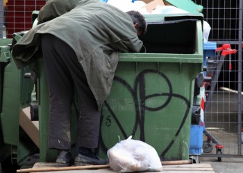 Παραμένει σε πολύ υψηλά επίπεδα ο αριθμός ανθρώπων στην Ελλάδα που απειλούνται από φτώχεια ή κοινωνικό αποκλεισμό