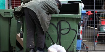Παραμένει σε πολύ υψηλά επίπεδα ο αριθμός ανθρώπων στην Ελλάδα που απειλούνται από φτώχεια ή κοινωνικό αποκλεισμό
