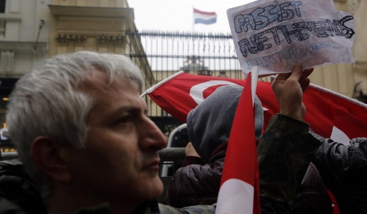 Η Άγκυρα κάλεσε τον Ολλανδό επιτετραμμένο για να διαμαρτυρηθεί