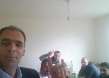 Σάλος με στέλεχος του ΠΑΣΟΚ που κάνει το σήμα των Γκρίζων Λύκων
