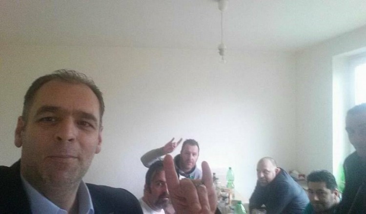 Σάλος με στέλεχος του ΠΑΣΟΚ που κάνει το σήμα των Γκρίζων Λύκων