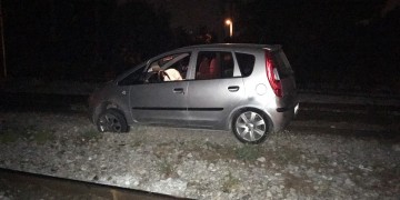 Συνέβη στις Αχαρνές: Μεθυσμένος οδήγησε στις γραμμές του τρένου (φωτο)